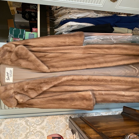 3 furs full an 3 half fur an leather. Worn twice an 4 never worn. - Picture 1 of 12